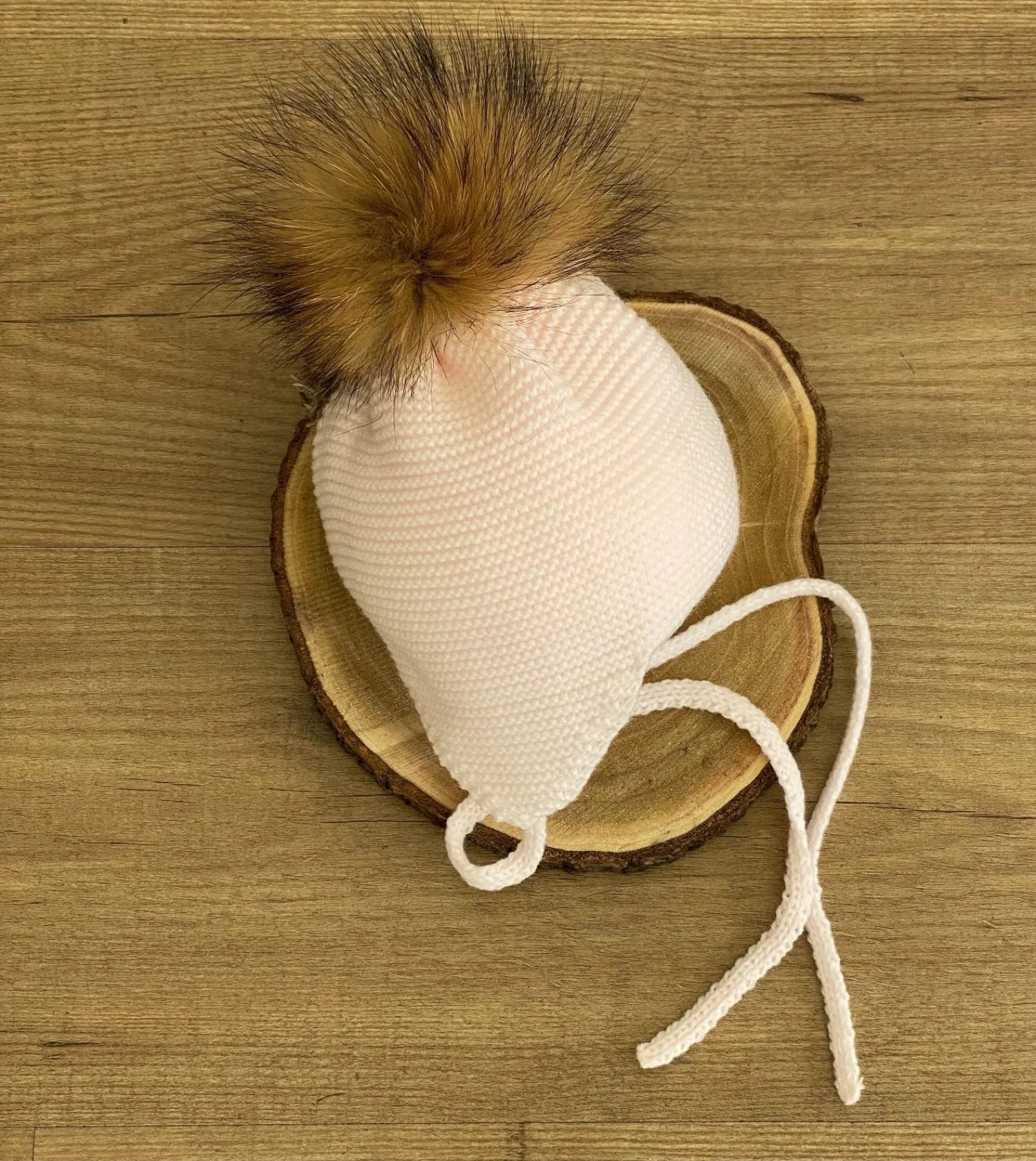 Aviator hat with fur pompom