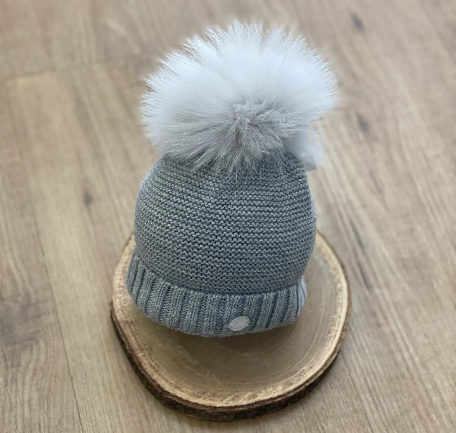 Chubby knit hat in various colors. It wears a natural fur pompom.