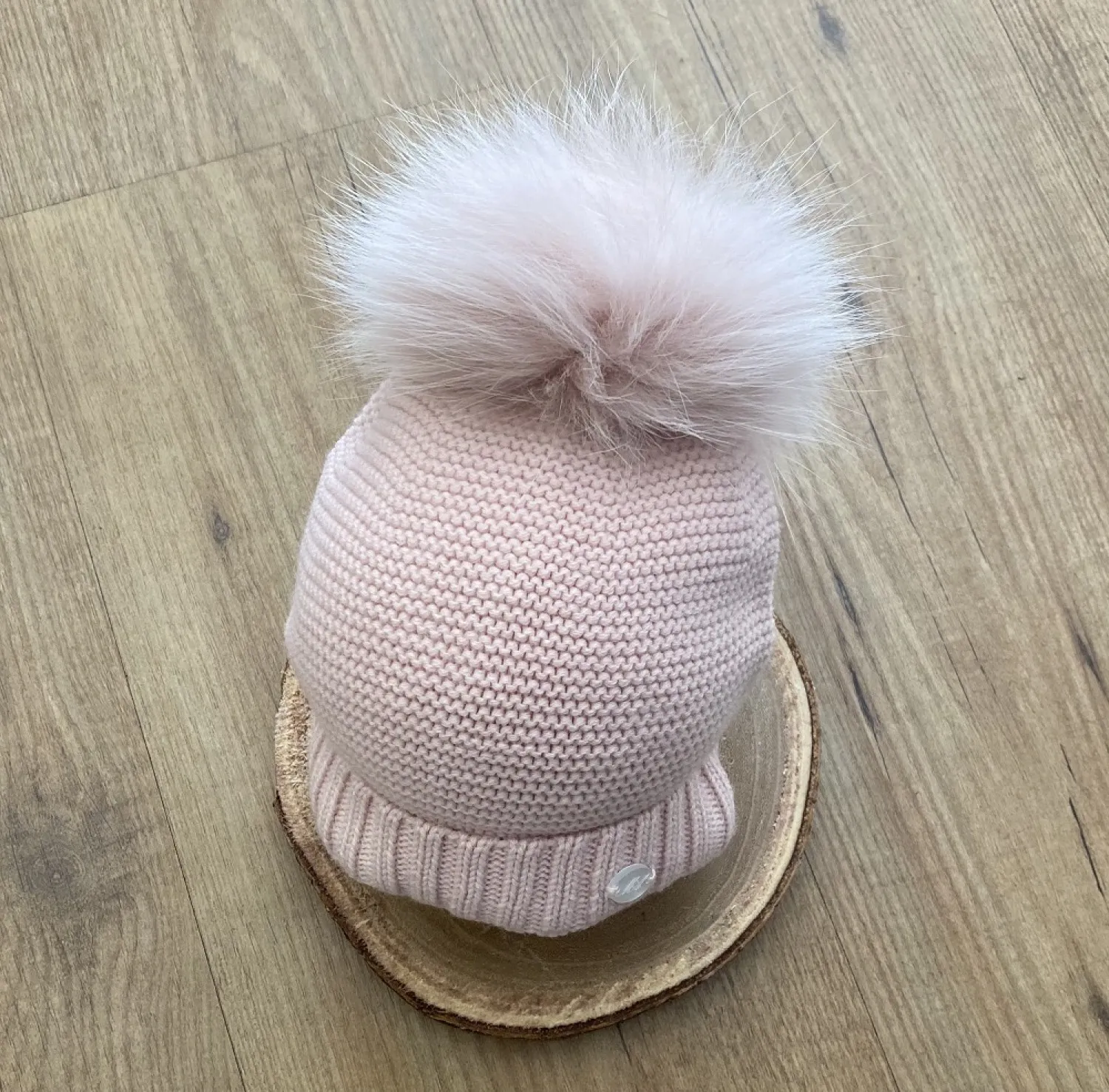 Chubby knit hat in various colors. It wears a natural fur pompom.