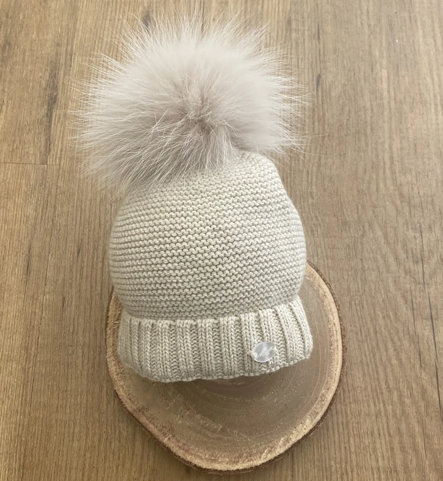 Chubby knit hat in various colors. It wears a natural fur pompom.