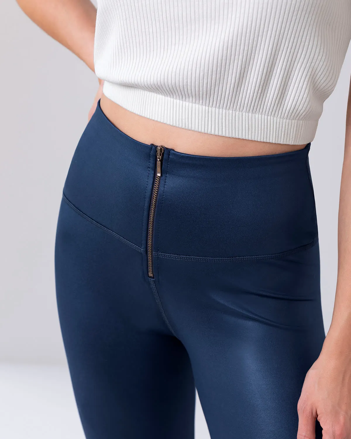 Leggings con acabado efecto cuero con compresión de abdomen