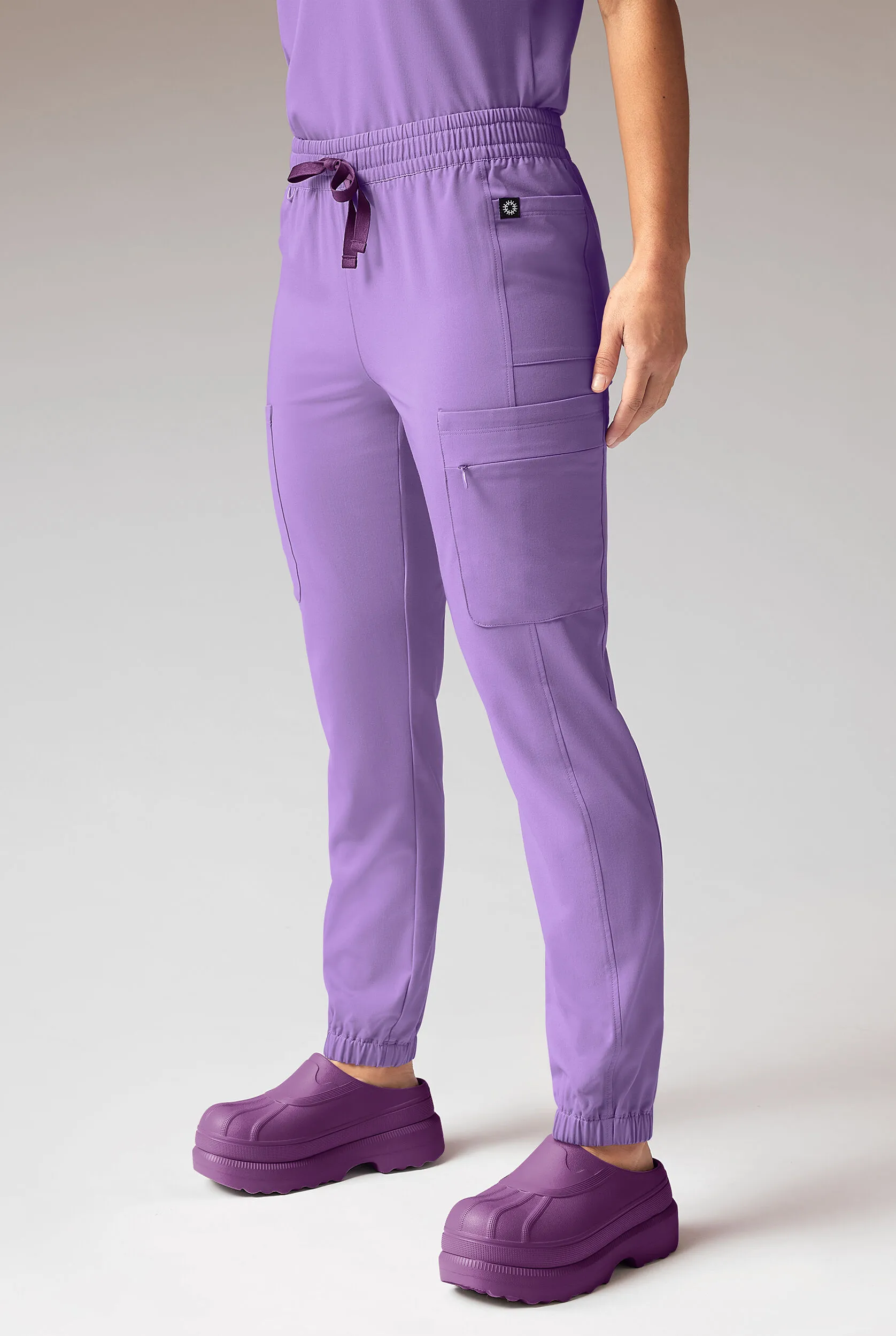 Pantalón médico Hypothesis Cache estilo jogger con 6 bolsillos para mujer