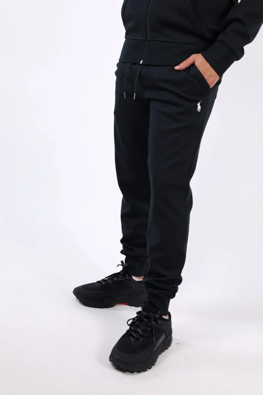 Pantalón jogger de color negro con logo blanco