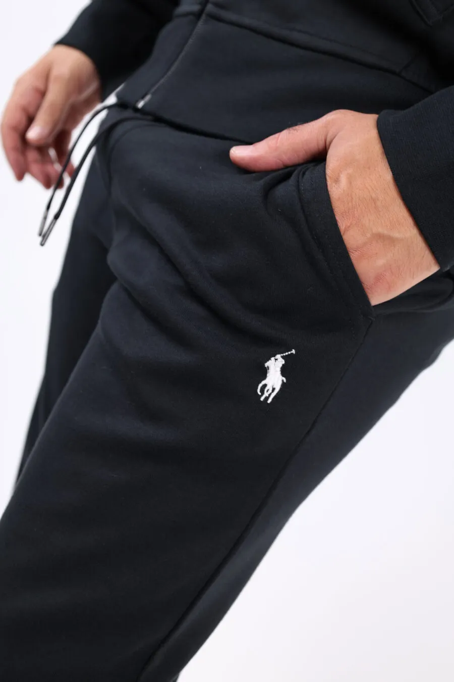 Pantalón jogger de color negro con logo blanco