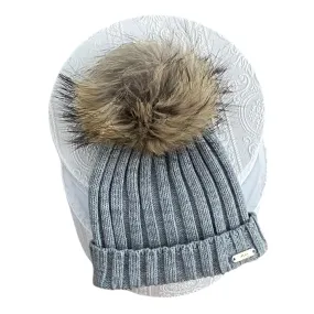 Ribbed hat in various colors. She wears a hair pompom.