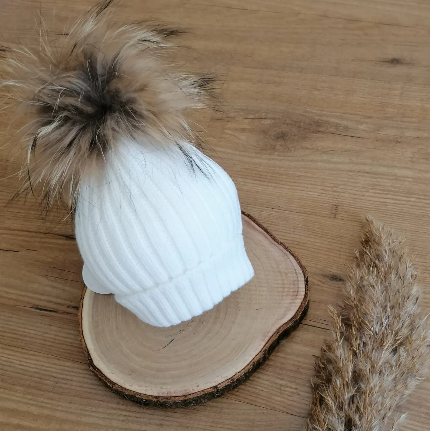 Ribbed hat with pompom in various colors