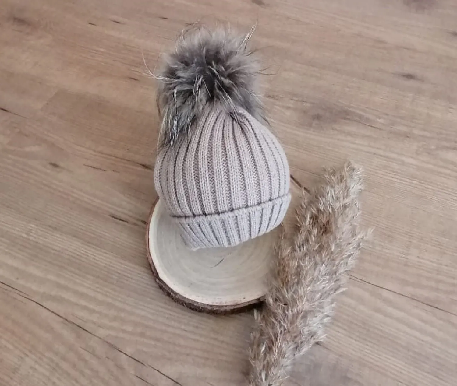 Ribbed hat with pompom in various colors