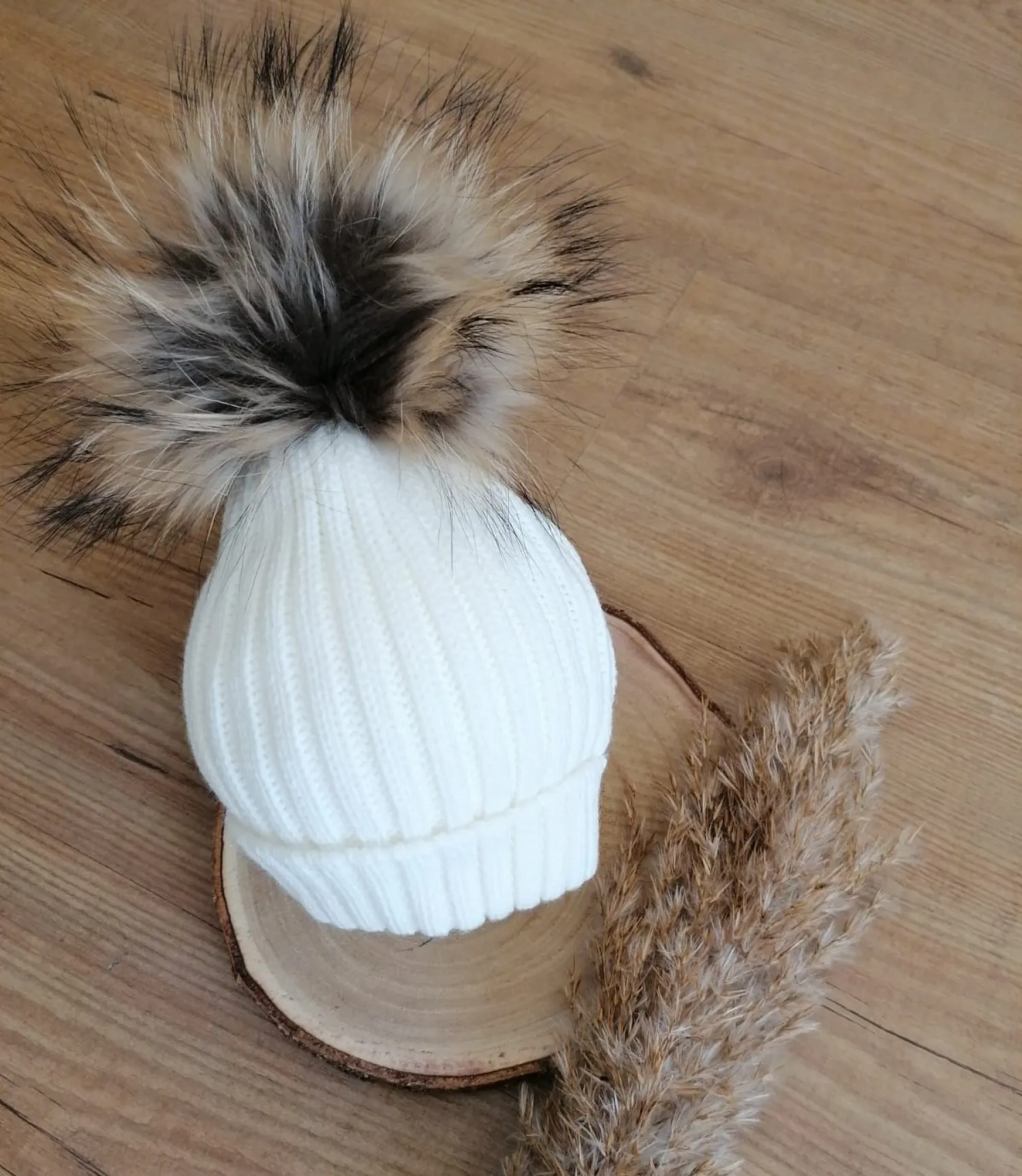 Ribbed hat with pompom in various colors