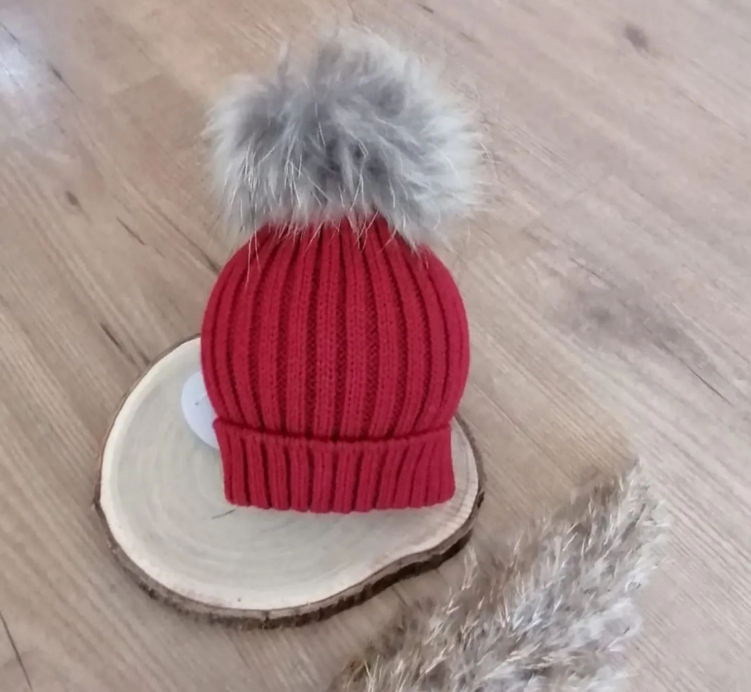 Ribbed hat with pompom in various colors