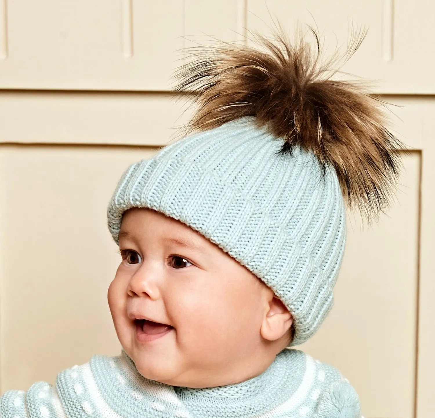 Ribbed hat with pompom in various colors